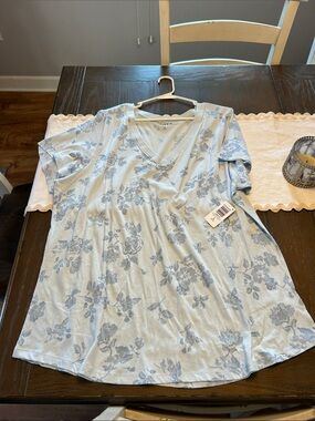 torrid Light Blue Floral V-Neck Short Sleeve Top